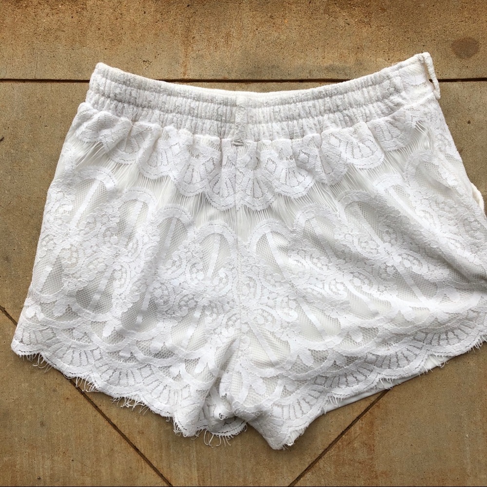 Alya white lace flat front shorts size medium - Picture 4 of 6